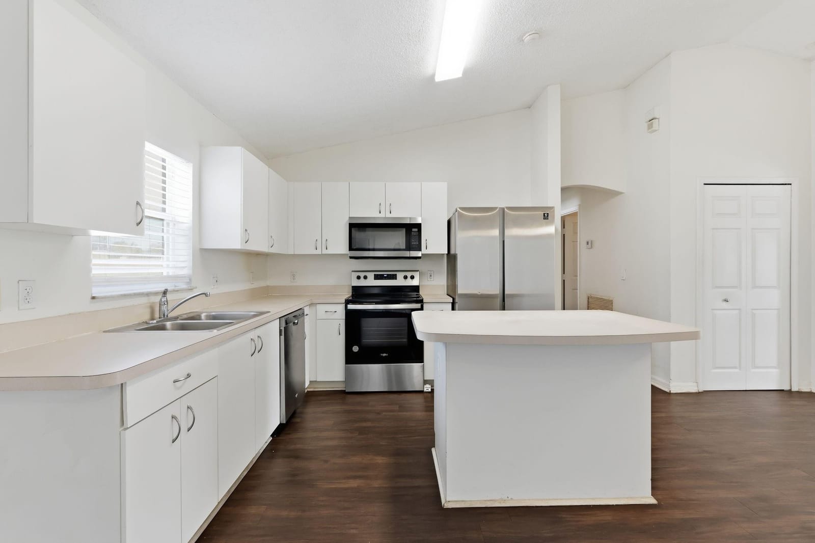 581 NW Goldcoast Avenue — photo 7