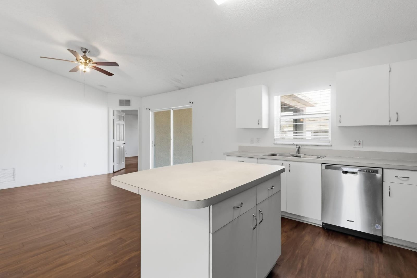 581 NW Goldcoast Avenue — photo 9
