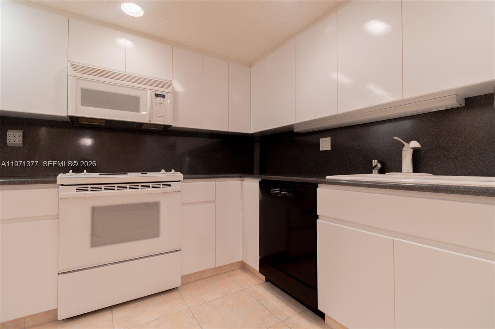 600 Three Islands Boulevard 1722, Hallandale Beach, FL 33009 photo 15