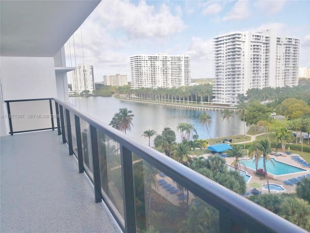 18151 NE 31st Court 906, The Clipper At Bisc Cove, Aventura, FL