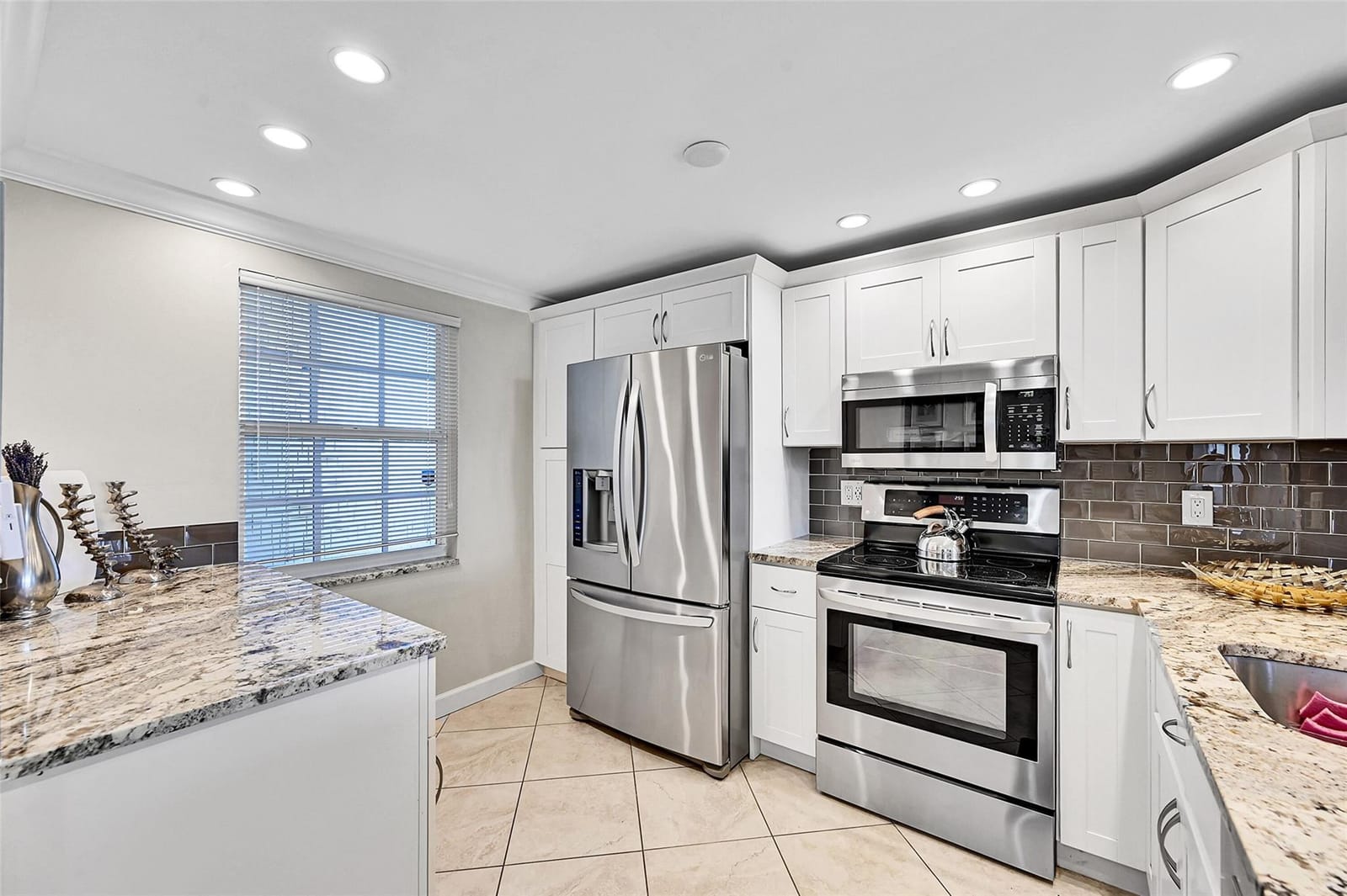 605 Oaks Drive 701, Pompano Beach, FL 33069 photo 4