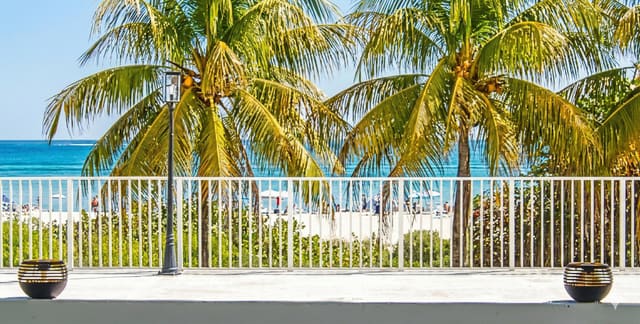 5601 Collins Avenue M5, sold in The Pavilion Condo, Miami Beach, FL