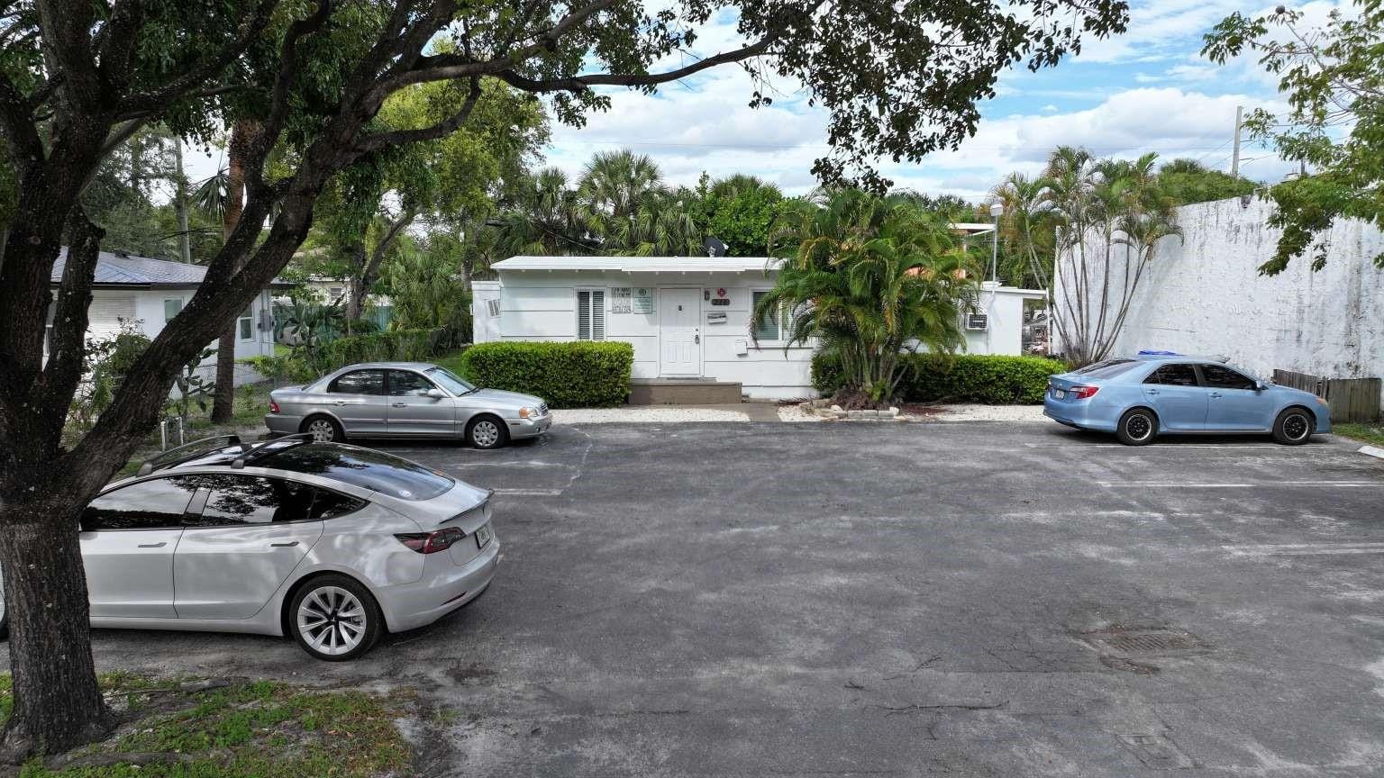 211 SW 2nd Court — photo 2