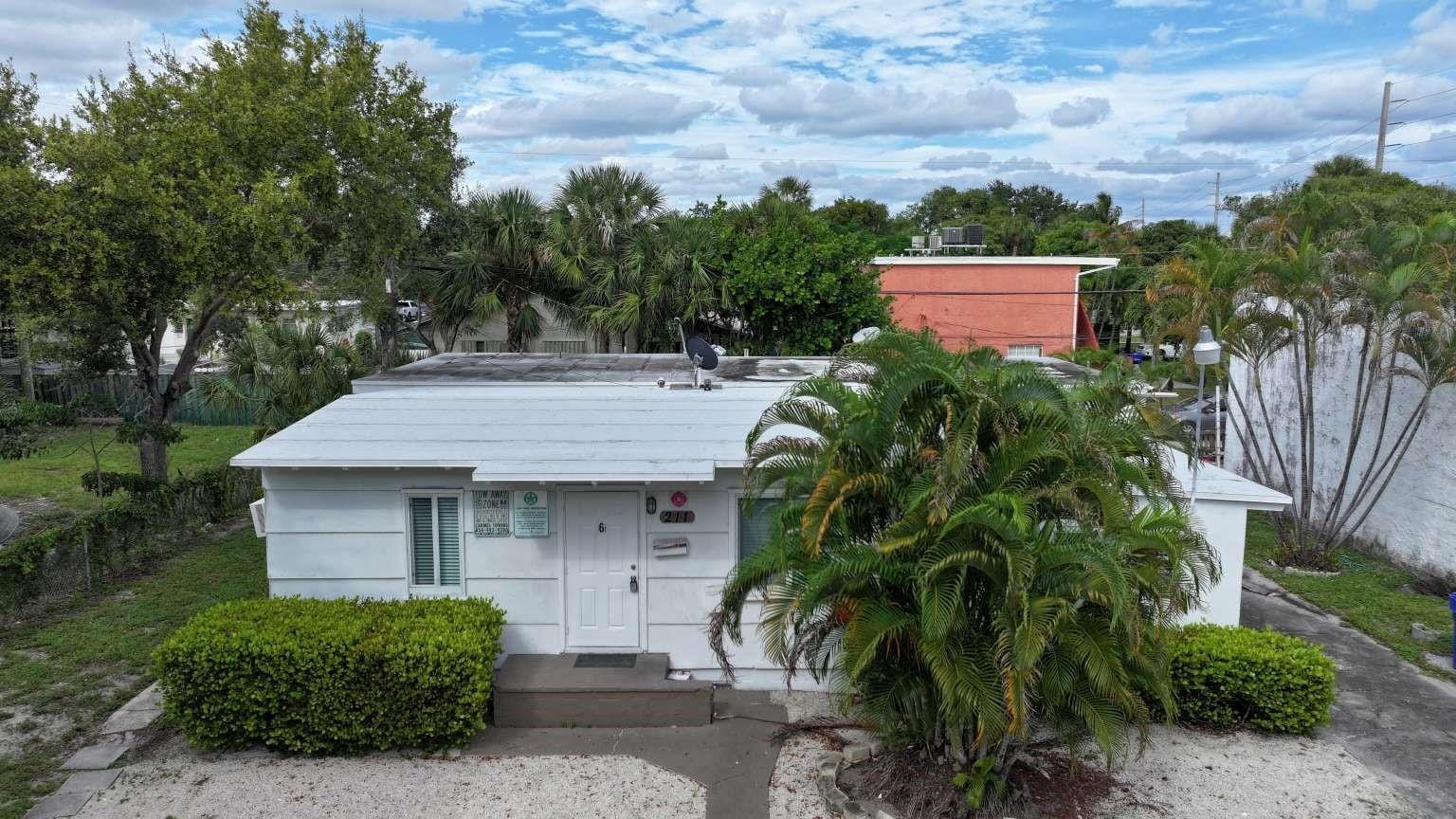 211 SW 2nd Court — photo 3