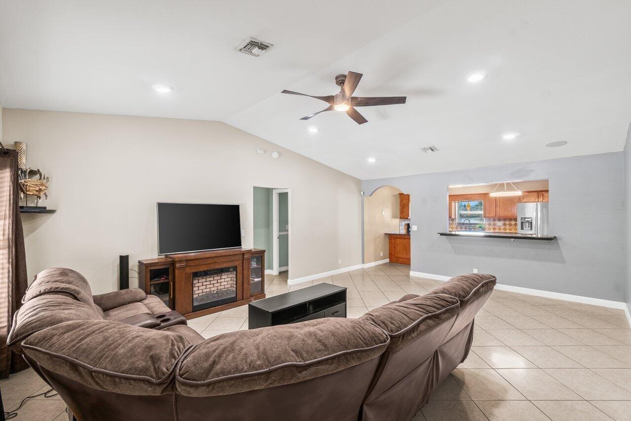 5734 Lincoln Circle E, Greenacres, FL 33463