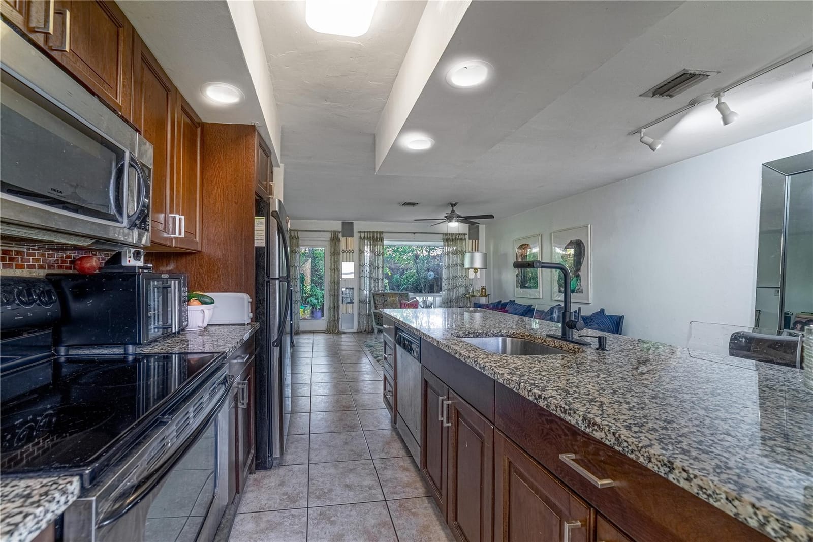 1009 NE 23rd Drive 1013 Ne 23 Dr — photo 11