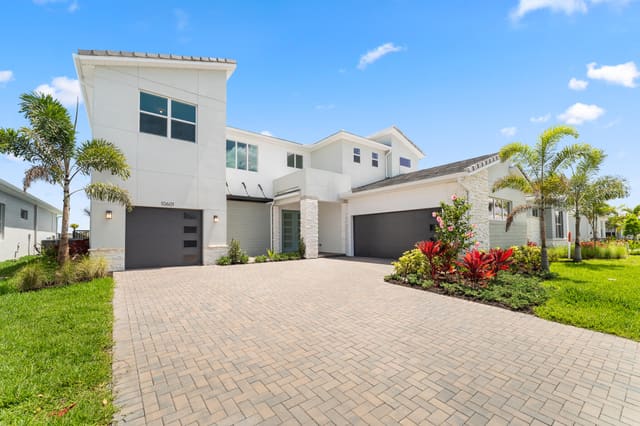 10601 SW Larocca Way, Port St. Lucie, FL 34987