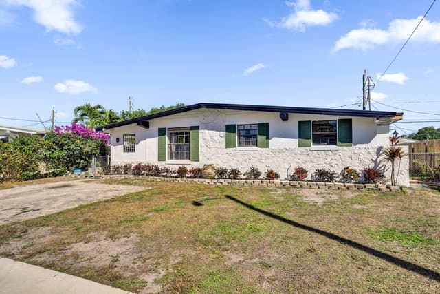 62 Barbados Drive, Palm Springs, FL 33461