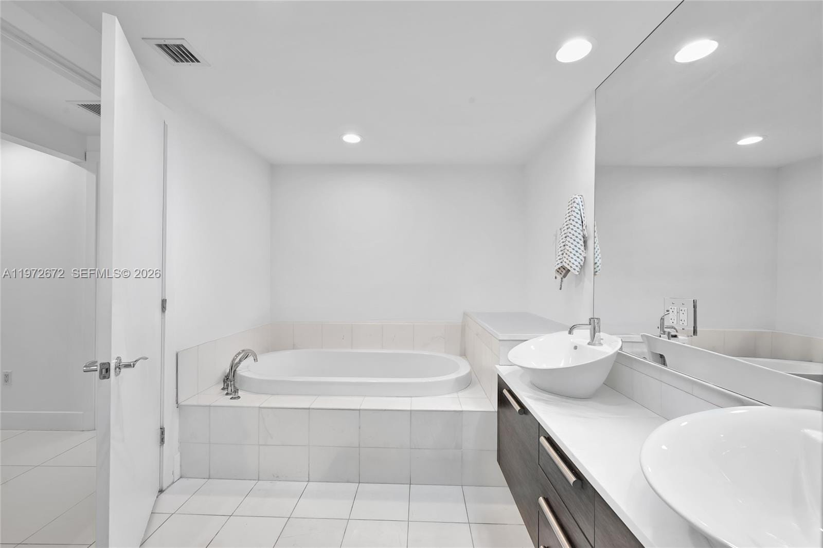 2950 NE 188th Street 534 — photo 12