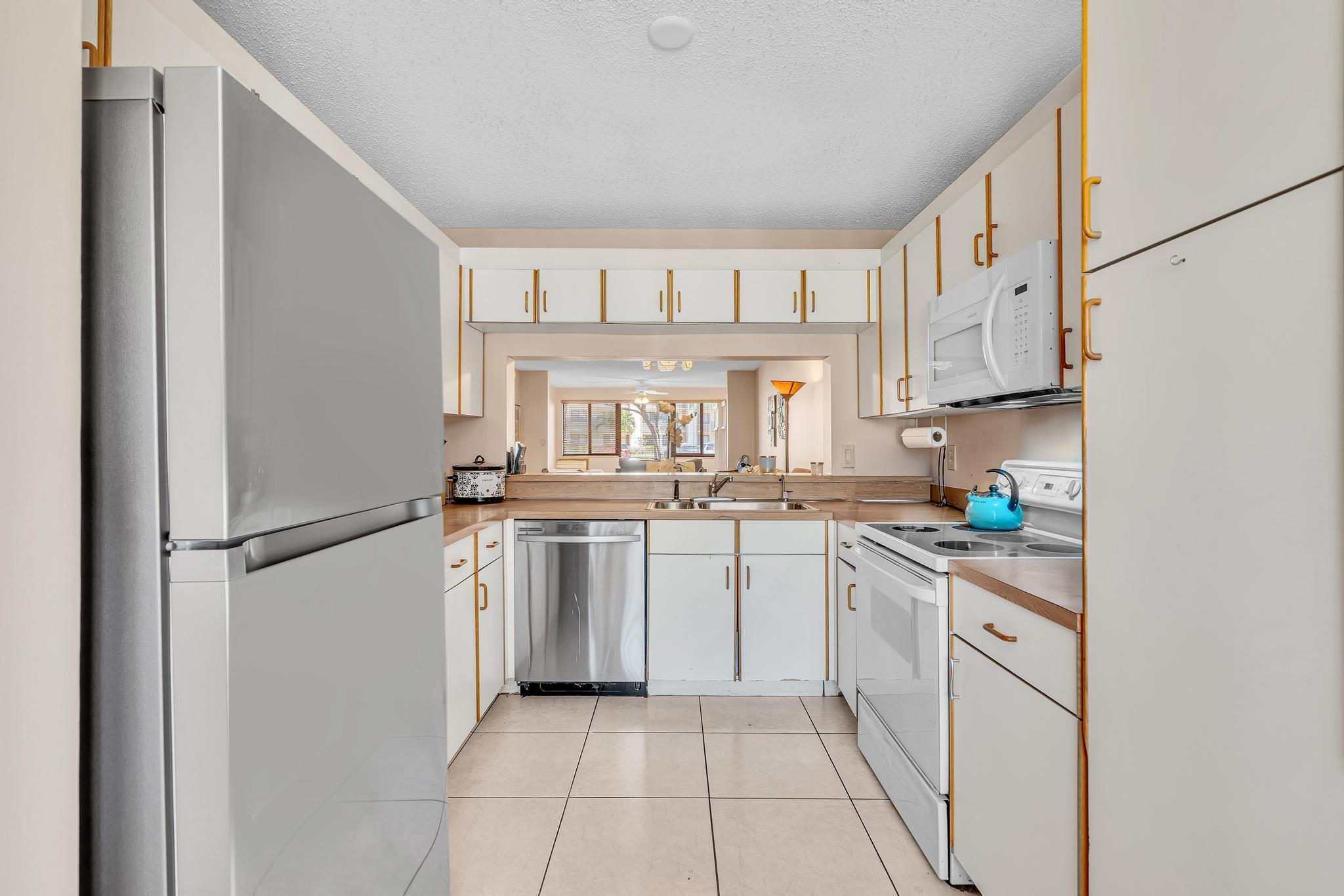 10803 W Clairmont Circle 102 — photo 4