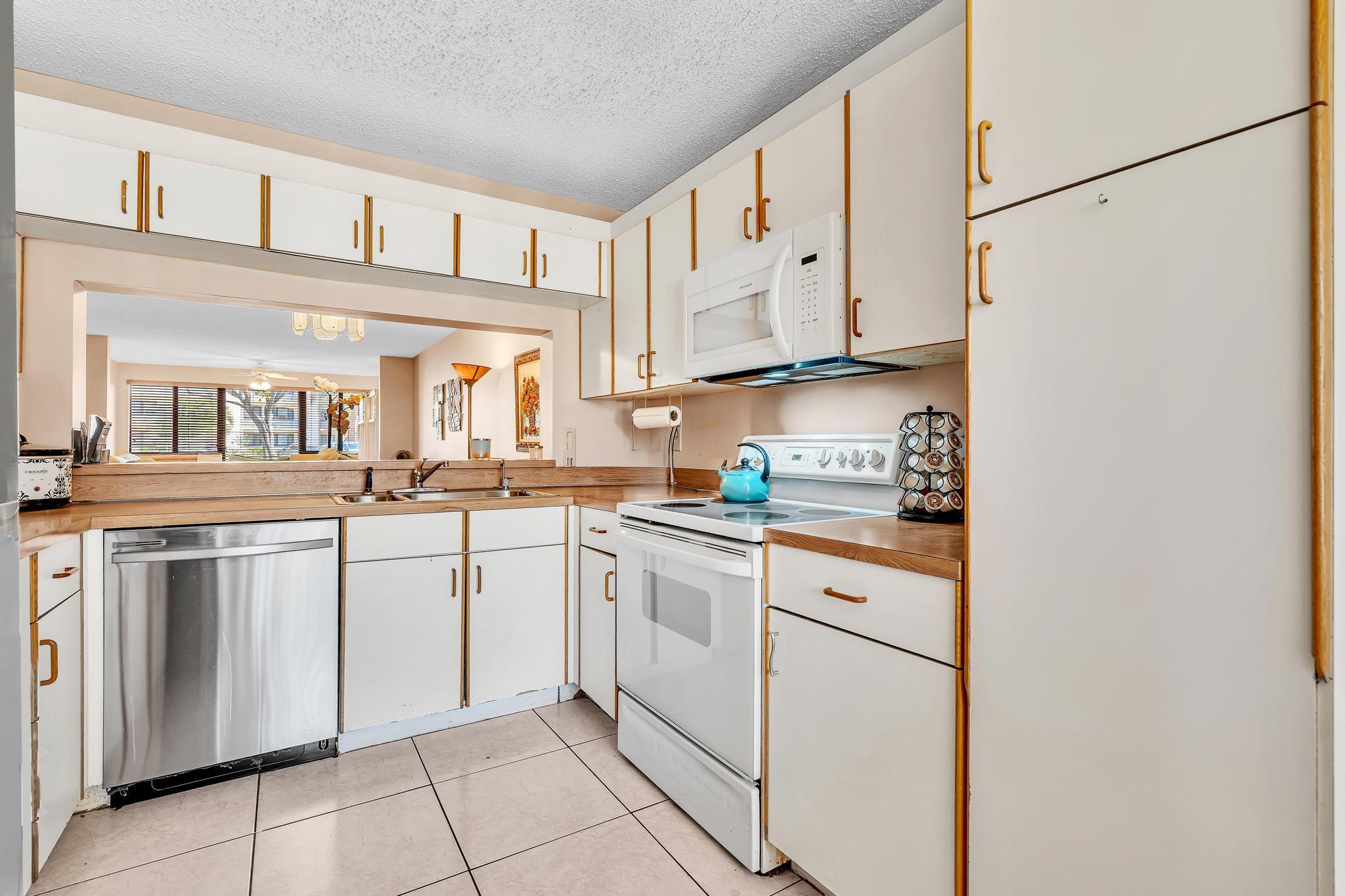 10803 W Clairmont Circle 102 — photo 5