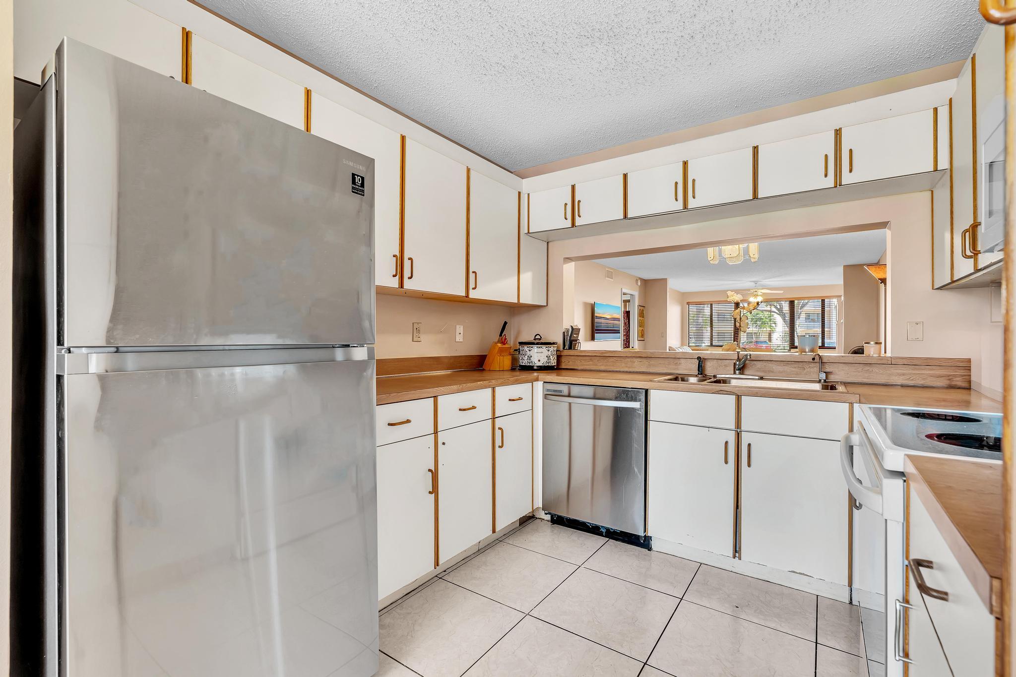 10803 W Clairmont Circle 102 — photo 9