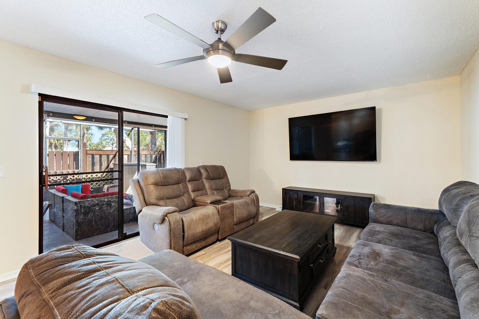 402 SE Castle Court — photo 2