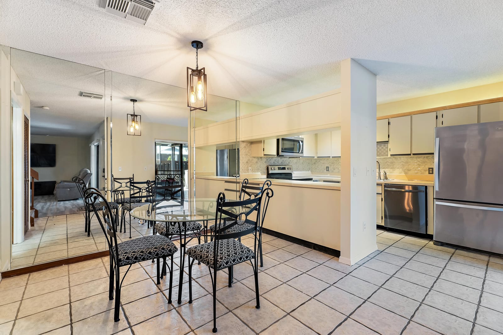 402 SE Castle Court — photo 8