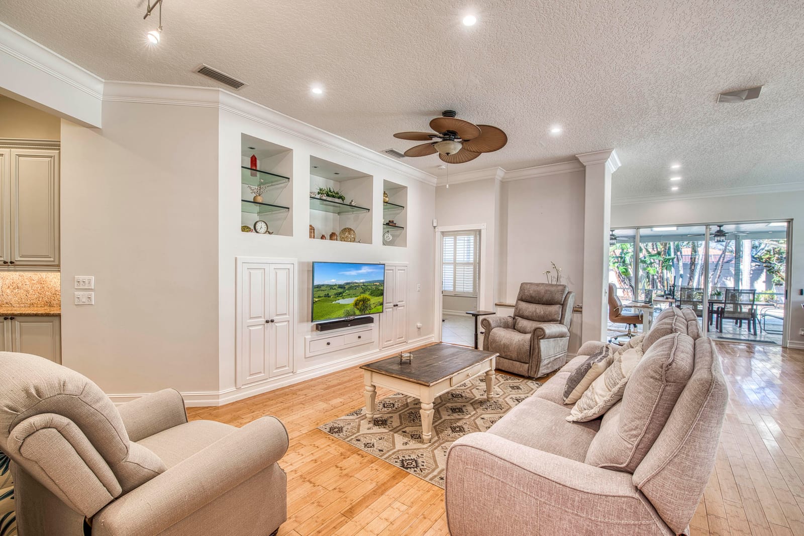 118 E Hampton Way — photo 6
