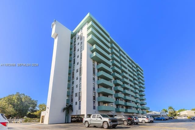 1825 W 44th Place 206, sold in Imperial Terraces, Hialeah, FL