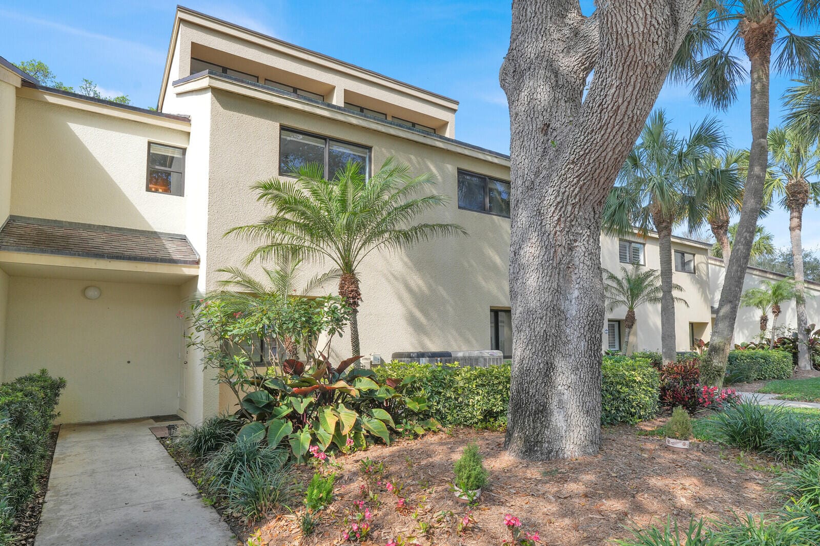 215 Oak Harbour Drive — photo 1