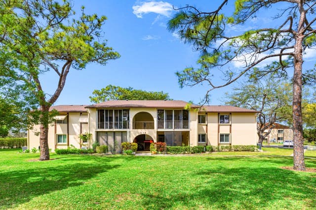 114 Lake Pine Circle B-1, Greenacres, FL 33463