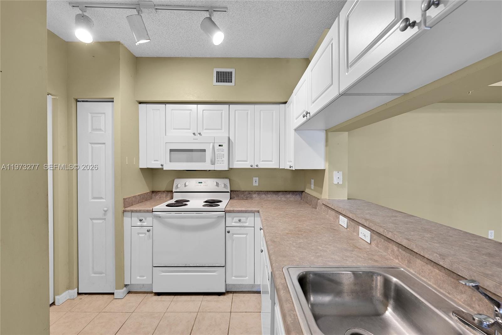 17150 N Bay Road 2210, Sunny Isles Beach, FL 33160 photo 4