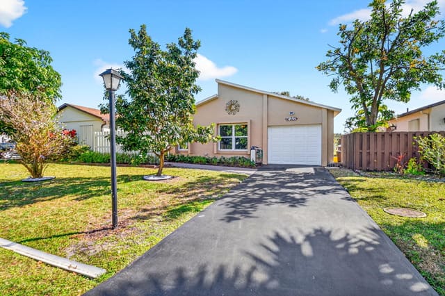 5198 Mirror Lakes Boulevard, sold in Mirror Lakes 1, Boynton Beach, FL
