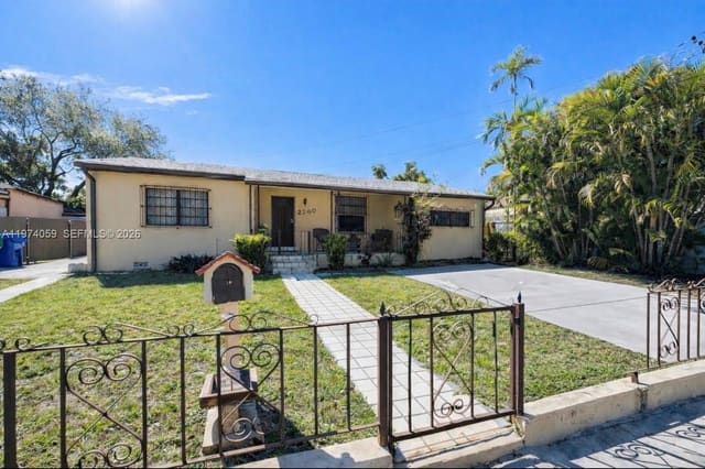 2760 NW 4th Terrace, sold in Grosse Pointe Highlands, Miami, FL