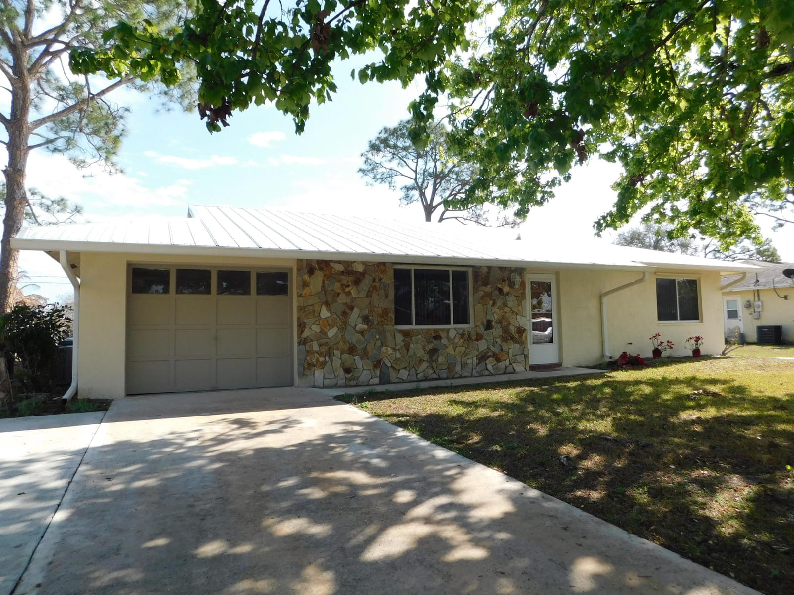 625 NE Larkspur Lane — photo 1