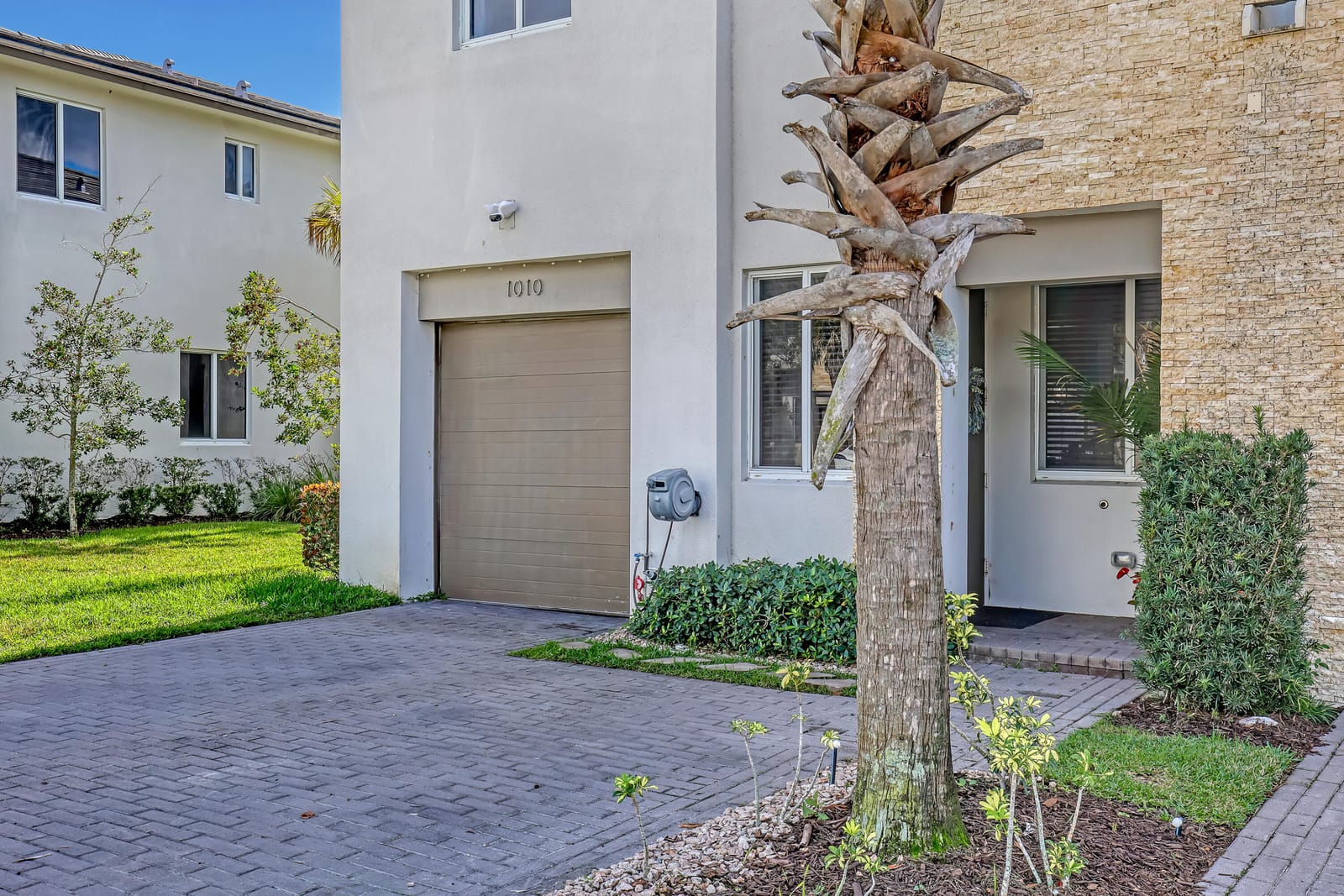 1010 Pioneer Way — photo 2