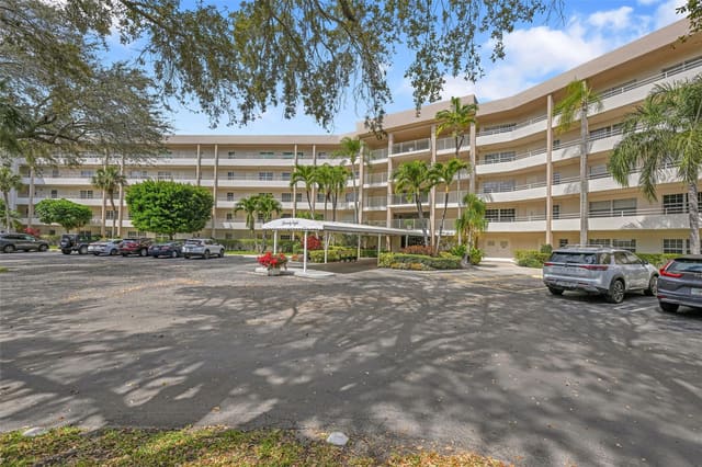 3960 Oaks Clubhouse Drive 407, Pompano Beach, FL 33069