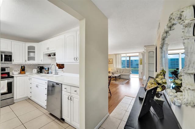 324 SE 10th Street 208, Dania Beach, FL 33004