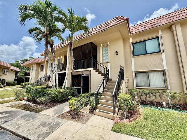 318 Lakeview Drive 203, sold in Racquet Club Apts At Bona, Weston, FL