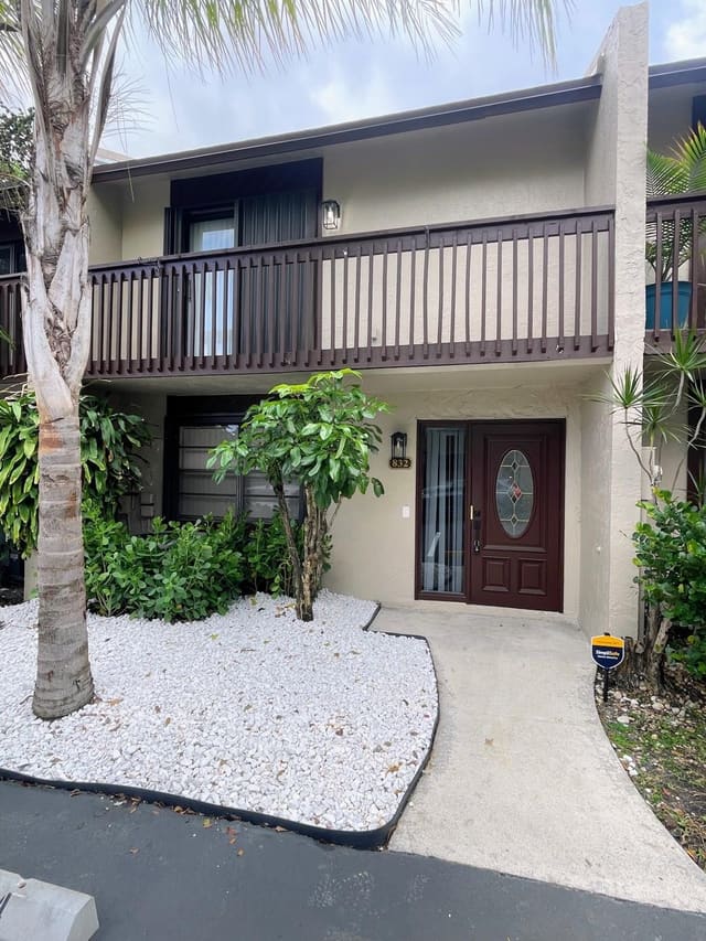 832 NW 47th Street, sold in Villager Townhomes, Deerfield Beach, FL