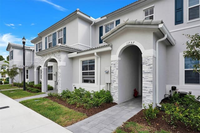 1757 SE 26th Terrace, sold in Homestead Park Of Commerc, Homestead, FL