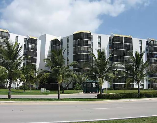 20500 W Country Club Drive 314, sold in Biscaya Iv Condo, Aventura, FL
