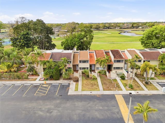 14371 Kendale Lakes Circle, sold in Catalonia Lake Villas, Miami, FL