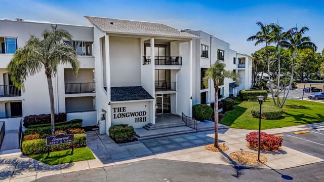 11811 Avenue Of The Pga 2-1h, sold in Longwood 1 Condo, Palm Beach Gardens, FL
