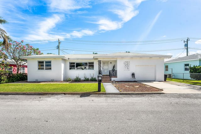 147 E 28th Street E, sold in Lee Wood Park, Riviera Beach, FL