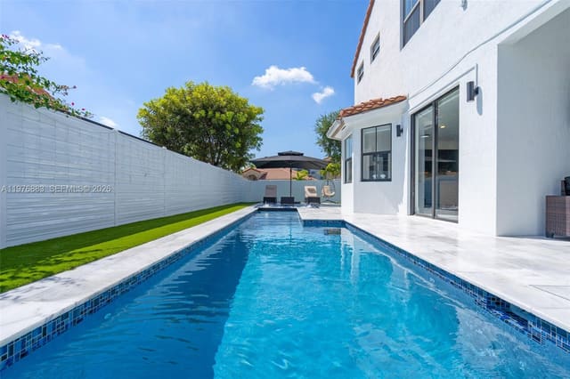 1005 NW 100th Avenue, sold in Fontainebleau West North, Miami, FL