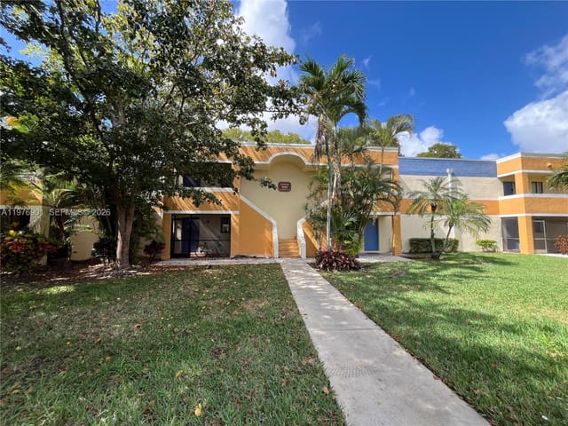 183 Lakeview Drive 203, sold in Racquet Club Village Apar, Weston, FL