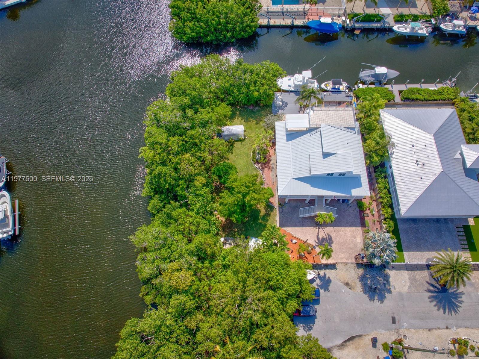 894 Ellen Drive — photo 4