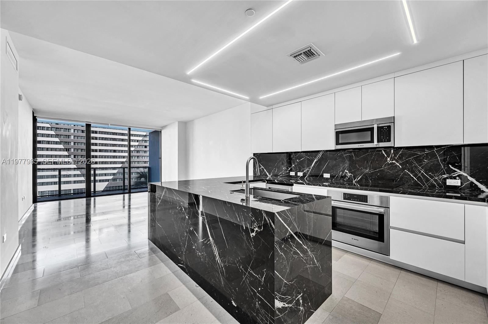 88 SW 7th Street 806, Miami, FL 33130 photo 2
