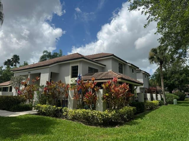 364 Prestwick Circle 4, Palm Beach Gardens, FL 33418