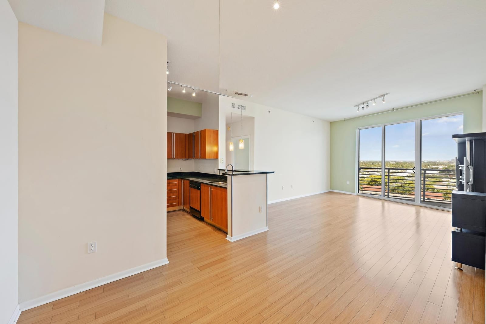 1551 N Flagler Drive Ph L7 — photo 3