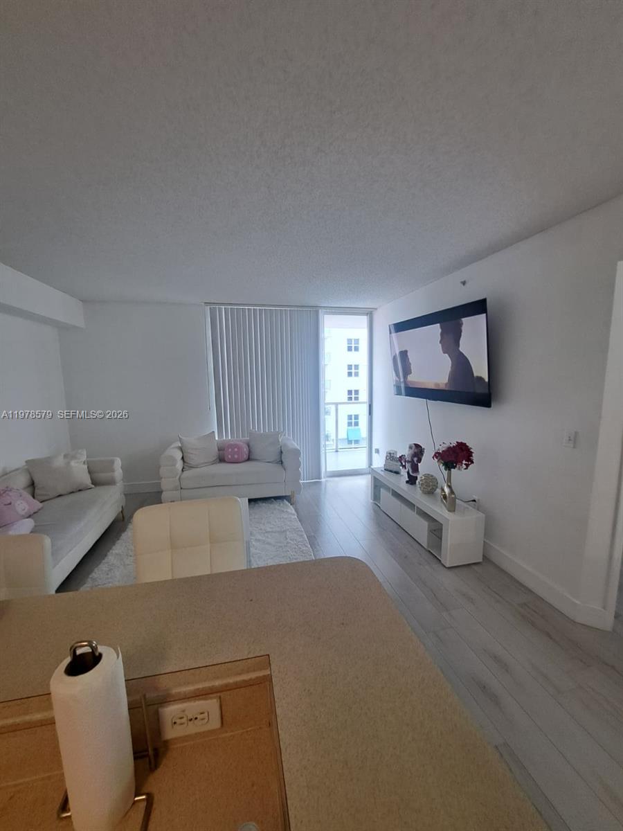 5077 NW 7th Street 912, Miami, FL 33126, Miami