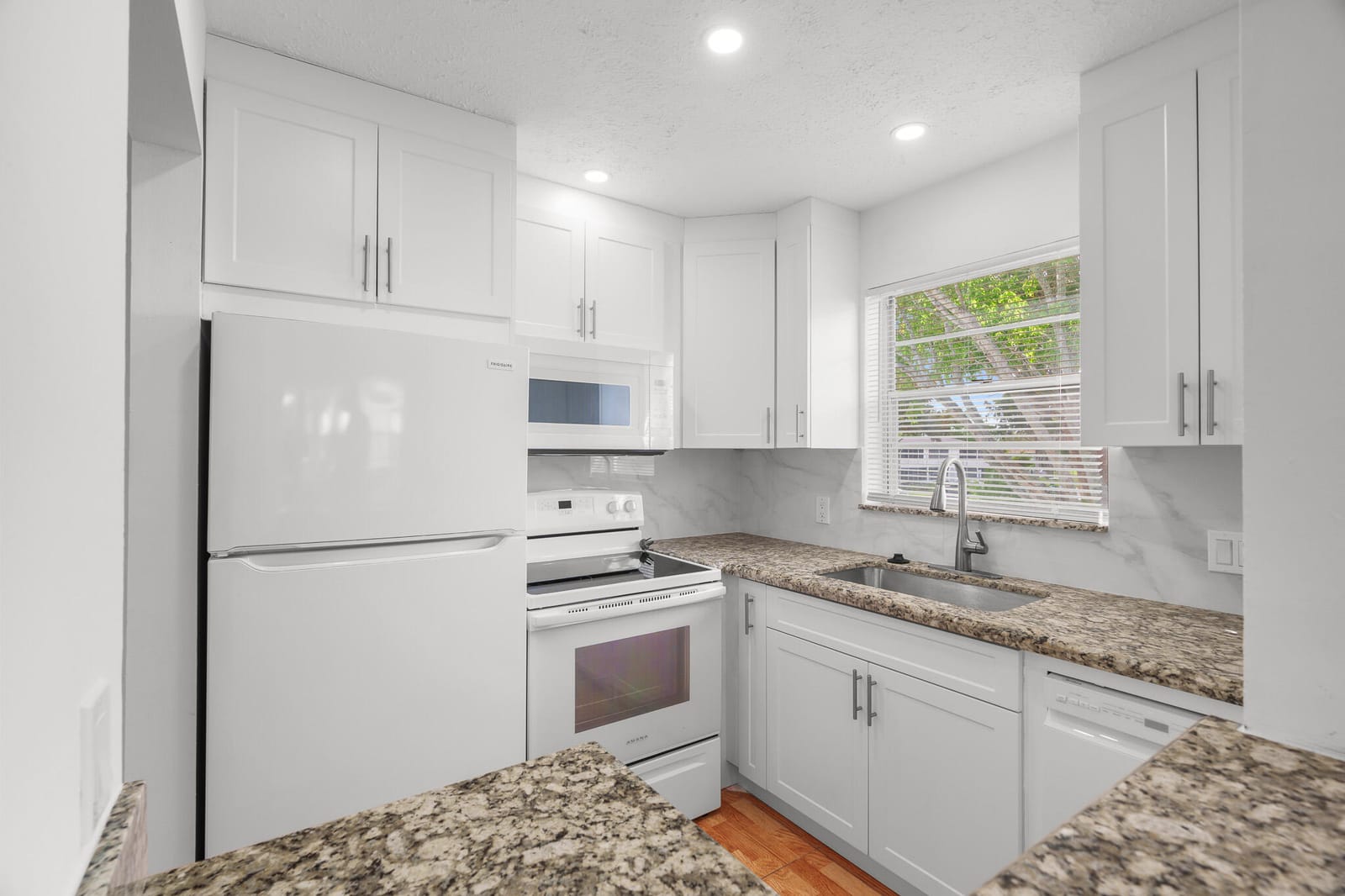 346 Windsor O — photo 4