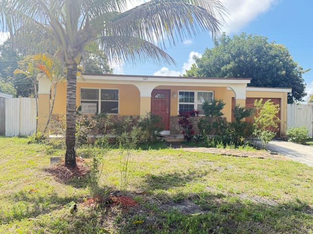 520 Seagrape Road N, sold in San Castle, Lantana, FL