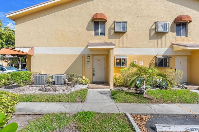 3053 N Oakland Forest Drive 102, Oakland Park, FL 33309