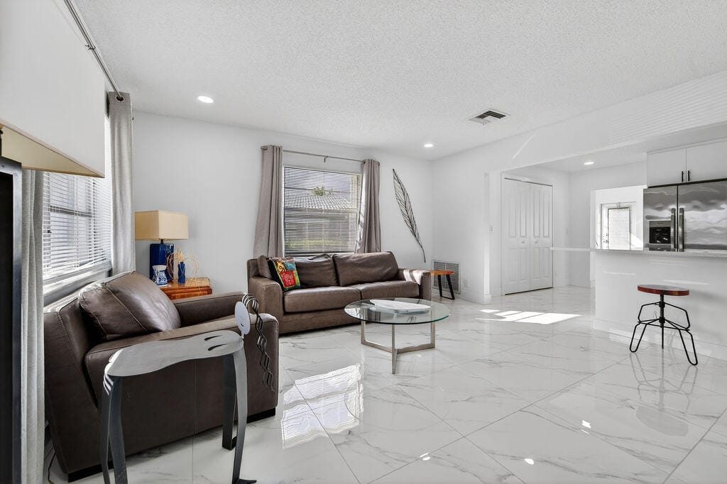 688 SW Lake Court — photo 4