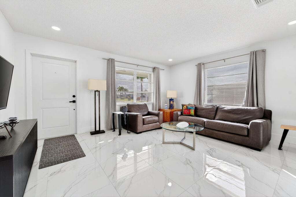 688 SW Lake Court — photo 5