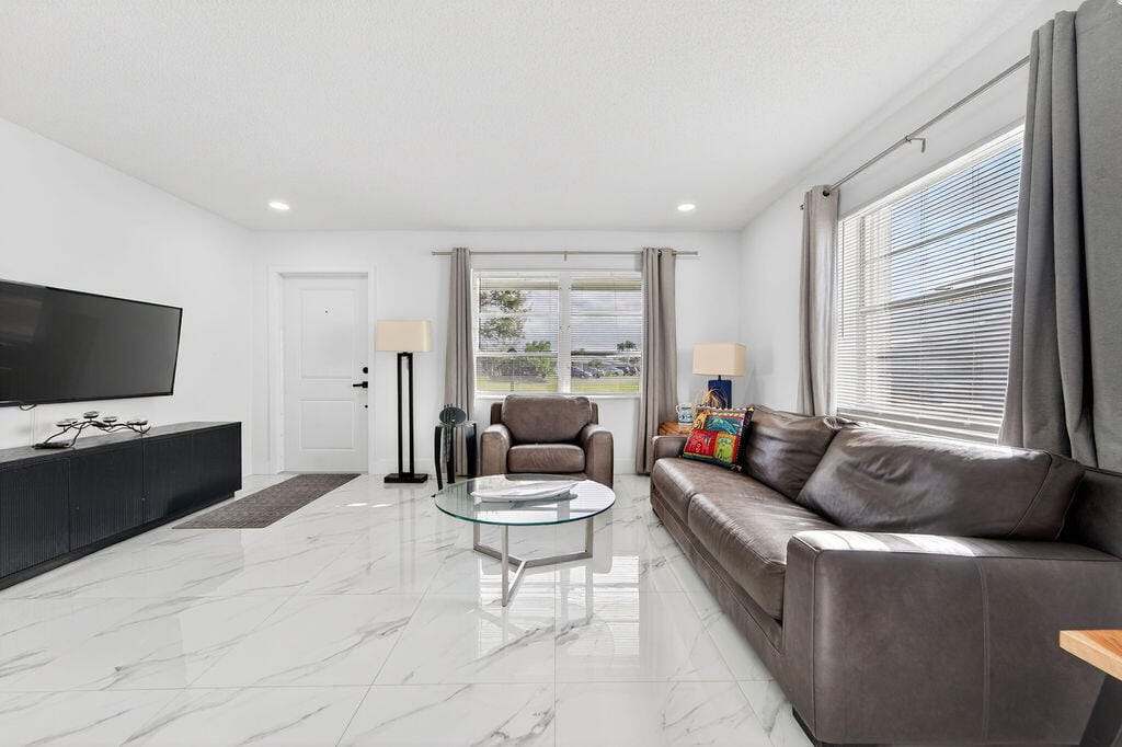 688 SW Lake Court — photo 6