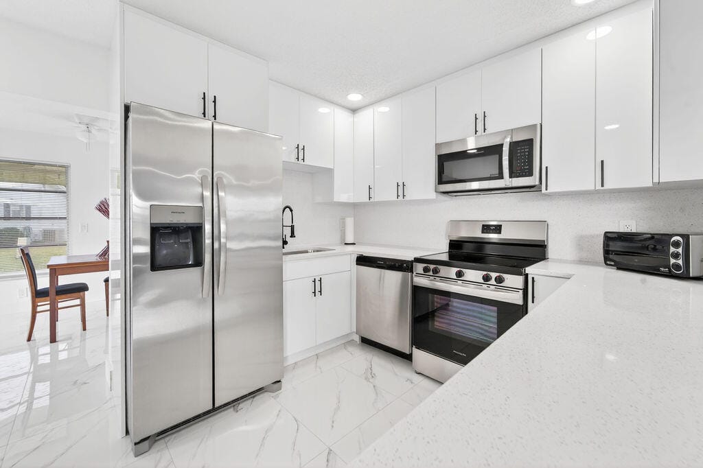 688 SW Lake Court — photo 7